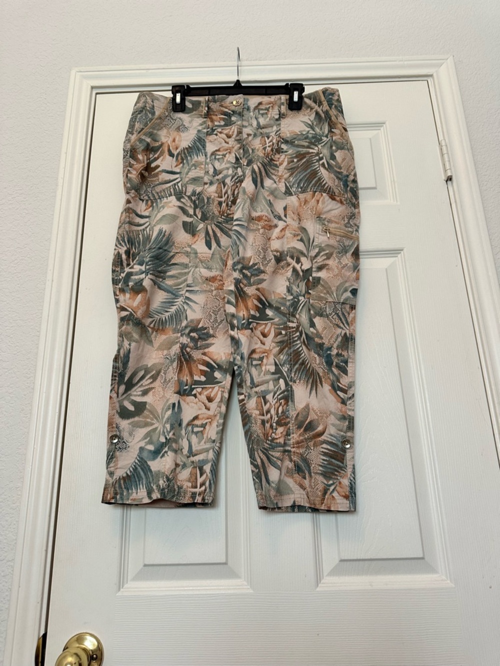 New Chico's Size 2 (US 12) Tropical Leaf Print Capri Cargo Pants - Picture 2 of 10